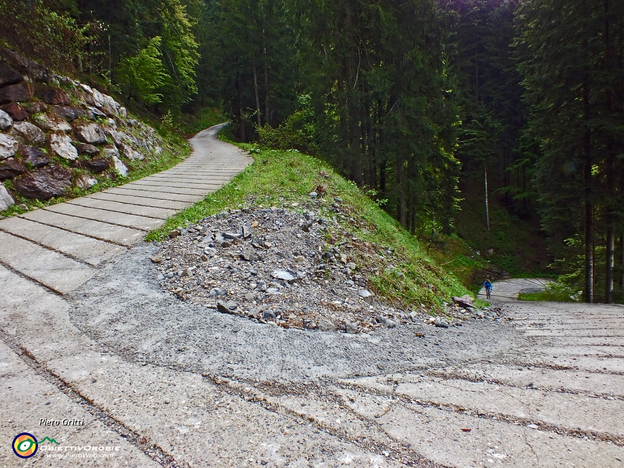 06 14 tornanti di strada ceementata in decisa salita.JPG